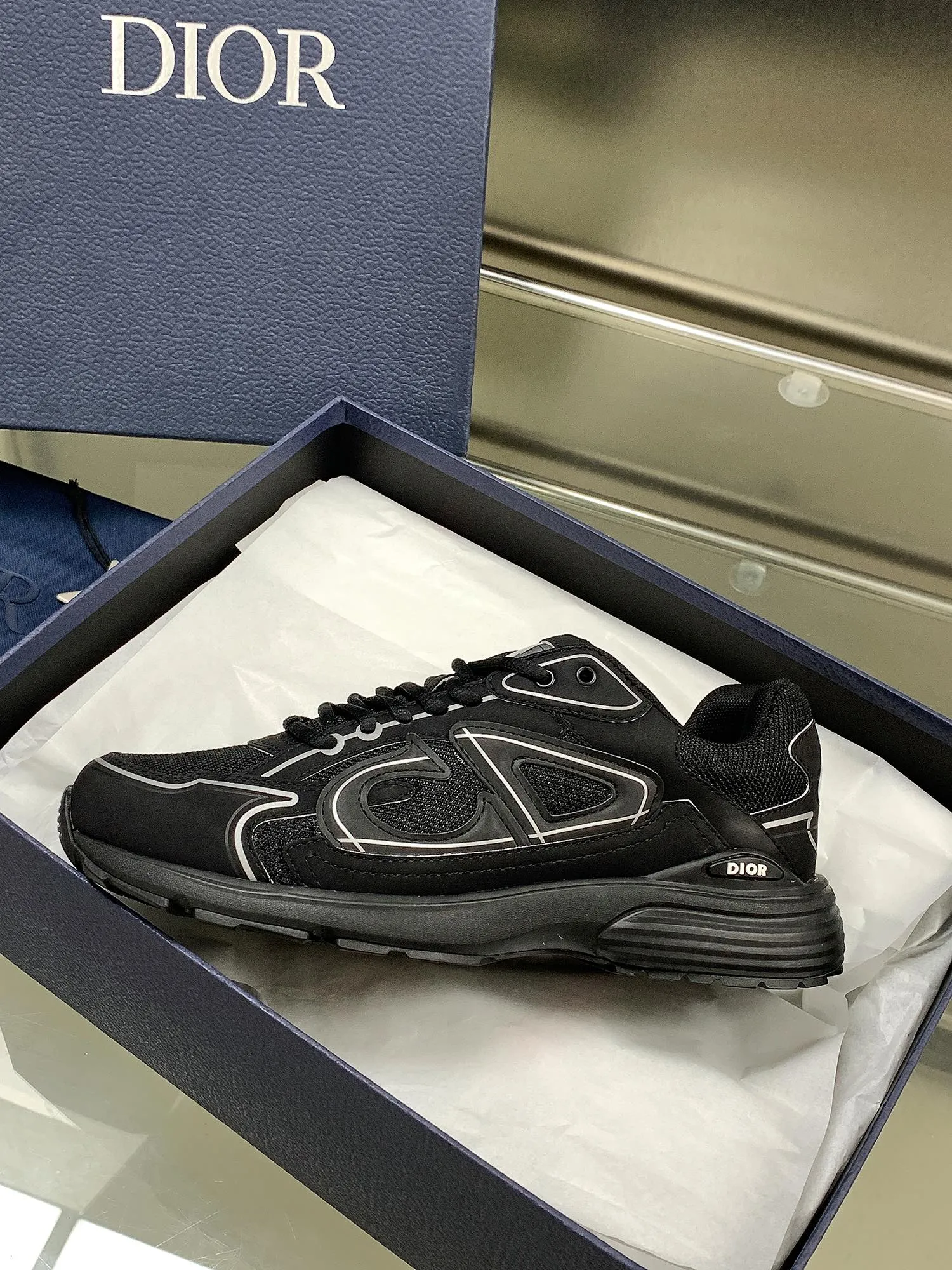 👟👟Ex-factory price 660👟👟 Newly upgraded Dior B30 series dad sneakers. New B30 sneakers. Dad Shoes style shoes that follow the trend of the retro market. The Dior logo on the tongue also indicates that this pair of shoes is the B30 model! B30 uses fine-textured leather and mesh cloth materials to form a shoe body. There are conspicuous letters CD on both sides of the shoe body to indicate identity. Many lines on the shoe body outline details to make the shoes look less monotonous and full of retro flavor. The delivery counter is exquisitely packaged🛍📦 ▪️Fabric: Original customized technical fabric + mesh ▪️Inner lining: Customized breathable lining ▪️Outsole: IP+TPU outsole ▪️Sole thickness: 3.5CM ▪️Size: Women’s size 35-40 / Men’s size 39-45